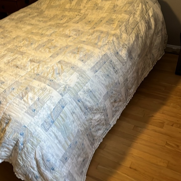 Rachel Ashwell Simply Shabby Chic Queen 100”x 86” Patchwork Cotton Quilt - Picture 3 of 10